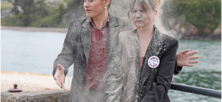 Jeanne et Gabrielle reposent en pestes Humour
